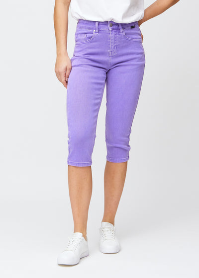 Slim-Capris für Damen aus pastellviolettem Jeansstoff, Farbe Lavenders. Vorderansicht an einem Model, figurbetonter Schnitt bis knapp unter das Knie.