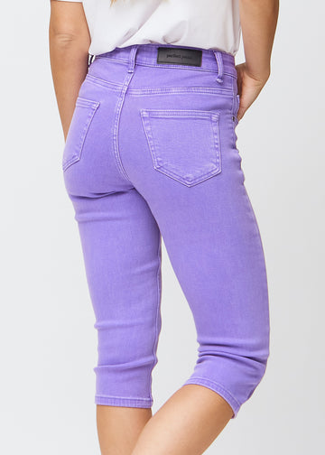 Slim-Capris für Damen aus pastellviolettem Jeansstoff, Farbe Lavenders. Nahaufnahme von hinten an einem Model, zeigt Taschen und Nähte.