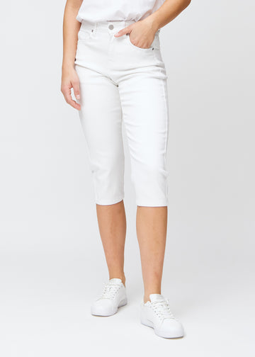 Slim-Capris für Damen aus weißem Jeansstoff, Farbe Marguerites. Vorderansicht an einem Model, figurbetonter Schnitt bis knapp unter das Knie.