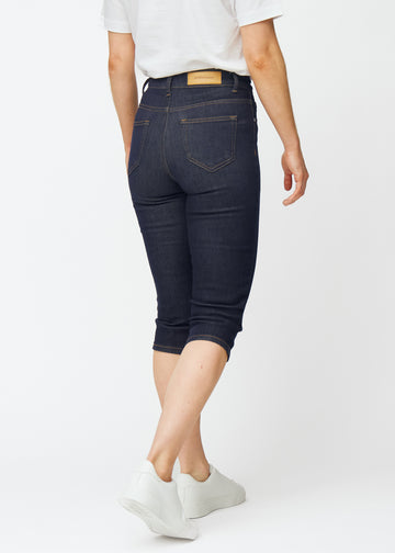 Tief dunkelblaue Denim-Capris für Damen in der Farbe Midnights von hinten gesehen.