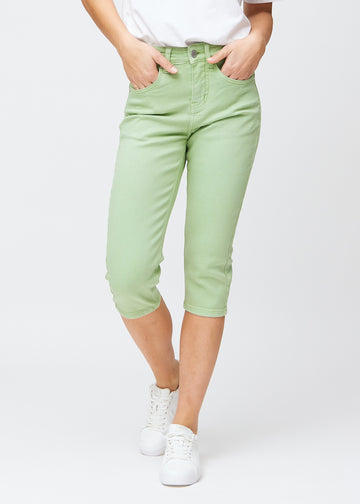 Hellgrüne slim Capris, Farbe Mints, mit enger Passform, die die Beine formt und knapp unter dem Knie endet, Vorderansicht.