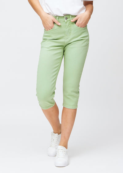Hellgrüne slim Capris, Farbe Mints, mit enger Passform, die die Beine formt und knapp unter dem Knie endet, Vorderansicht.