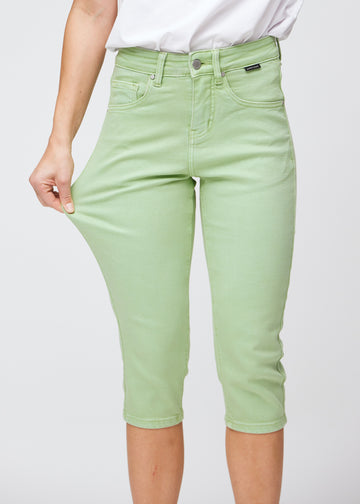 Das Model zieht die Capris am Oberschenkel auseinander, um den weichen und flexiblen Stretch zu zeigen.