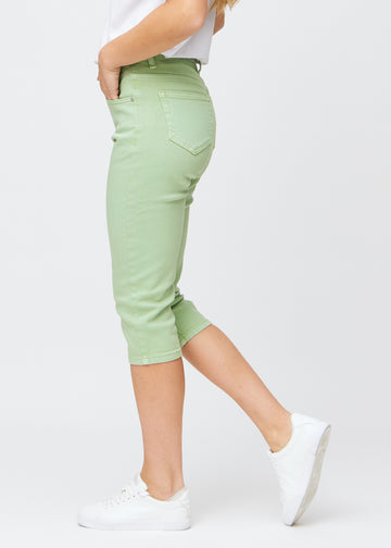 Hellgrüne slim Capris in der Farbe Mints von der Seite gesehen, klassische Passform mit hoher Taille und engem Schnitt.