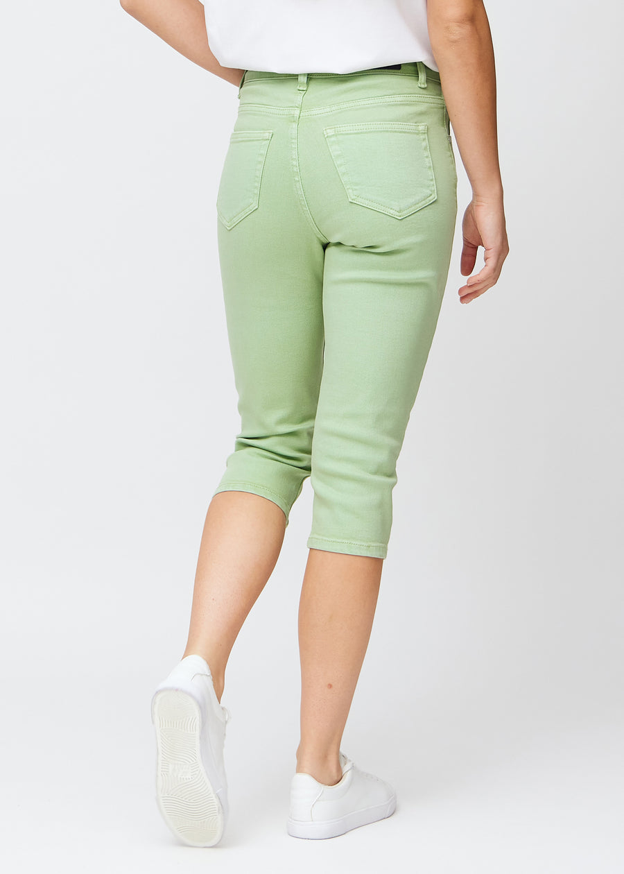 Hellgrüne slim Capris von hinten gesehen, das gesamte Produkt wird am Model mit Fokus auf Passform und Länge gezeigt.