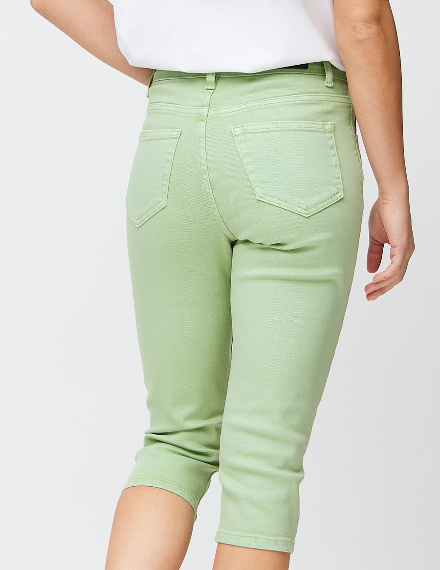Nahaufnahme der hellgrünen slim Capris von hinten, sodass Details und Taschen deutlich zu sehen sind.