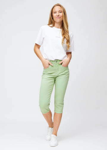 Ganzkörperbild eines Models in hellgrünen slim Capris.
