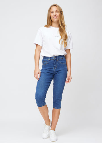 Slim-Capris für Damen aus dunkelblauem Denim, Farbe Oceans. Ganzkörperansicht eines Models in den Slim-Capris.
