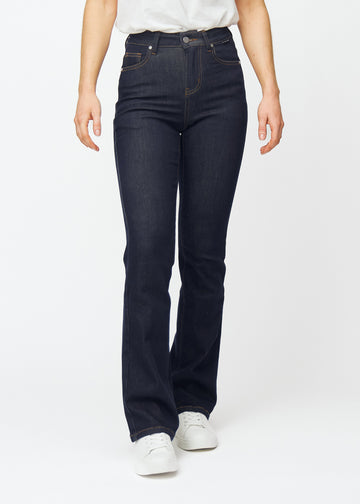 Tief dunkelblaue Denim jeans für Damen in der Farbe Midnights mit Bootcut-Passform, die an Hüften und Oberschenkeln anliegt und an den Knöcheln leicht ausgestellt ist, von vorn gezeigt.