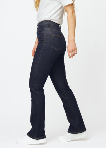 Tief dunkelblaue Denim jeans für Damen in der Farbe Midnights mit Bootcut-Passform, seitlich am Model gezeigt.