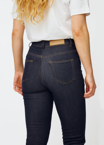 Tief dunkelblaue Denim jeans für Damen in der Farbe Midnights von hinten in Nahaufnahme gezeigt, um Passform und Details zu zeigen.