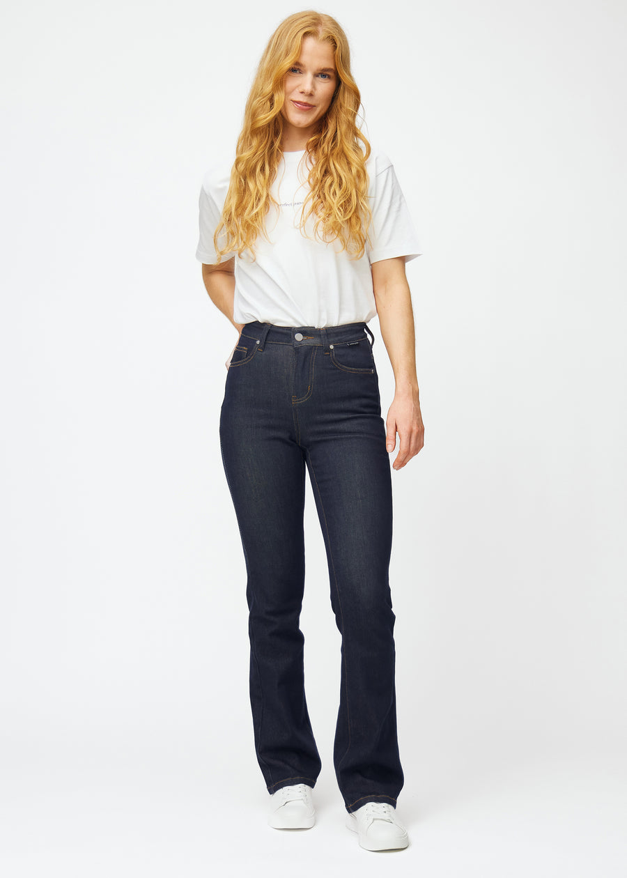 Ganzkörperbild eines Models in tief dunkelblauer Denim jeans für Damen in der Farbe Midnights mit Bootcut-Passform.