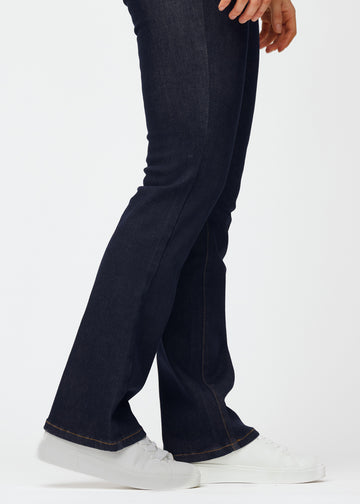 Tief dunkelblaue Denim jeans für Damen in der Farbe Midnights mit Bootcut-Passform in Nahaufnahme an den Knöcheln gezeigt, um den leichten Schlag zu zeigen.