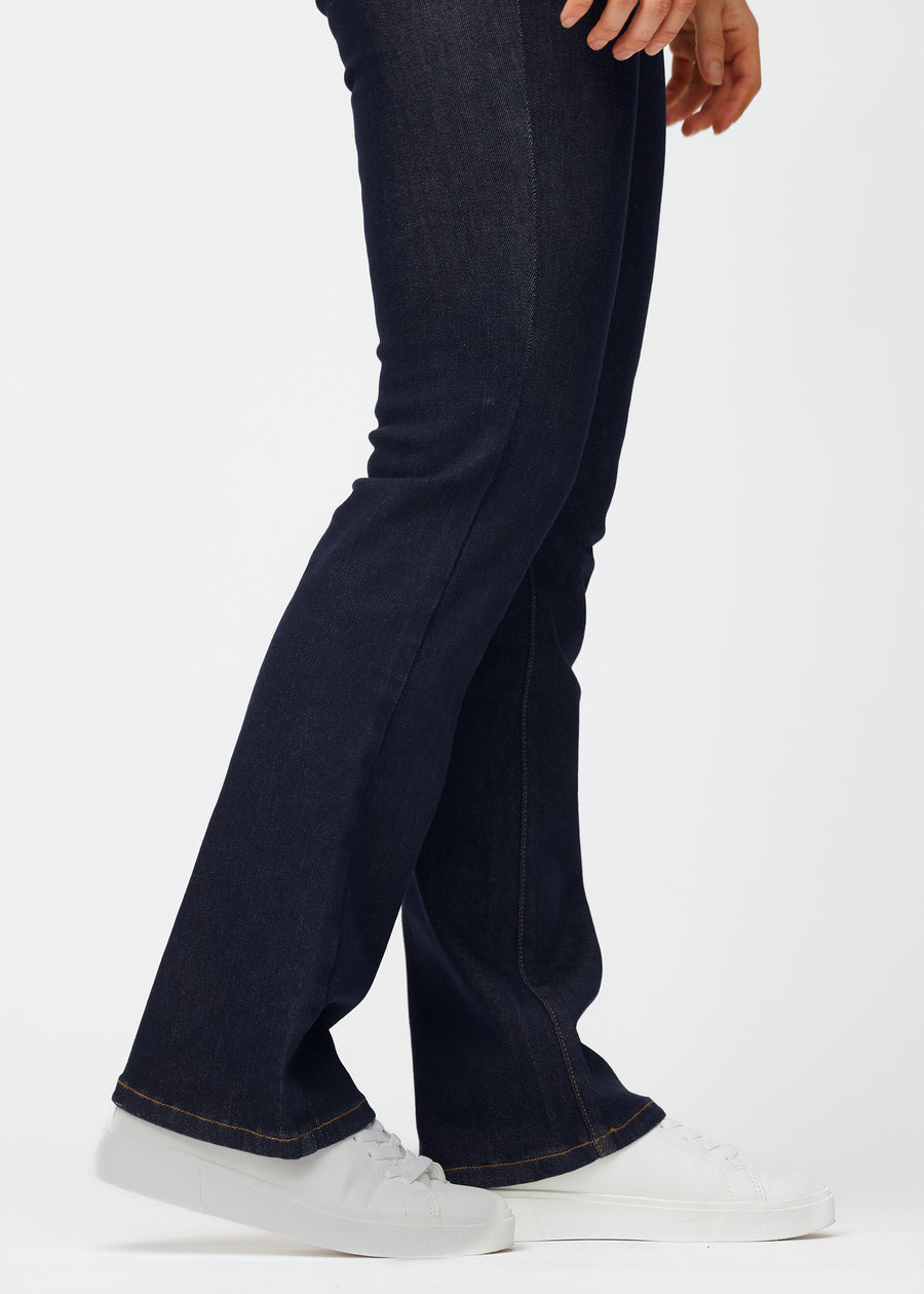 Tief dunkelblaue Denim jeans für Damen in der Farbe Midnights mit Bootcut-Passform in Nahaufnahme an den Knöcheln gezeigt, um den leichten Schlag zu zeigen.