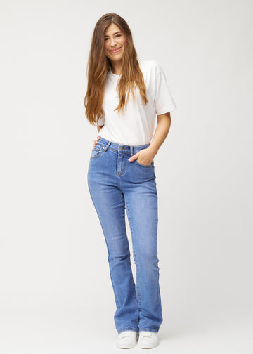 Blaue Mid-Rise-Bootcut-Jeans in der Farbe Rivers. Ganzkörperansicht eines Model in den Jeans.