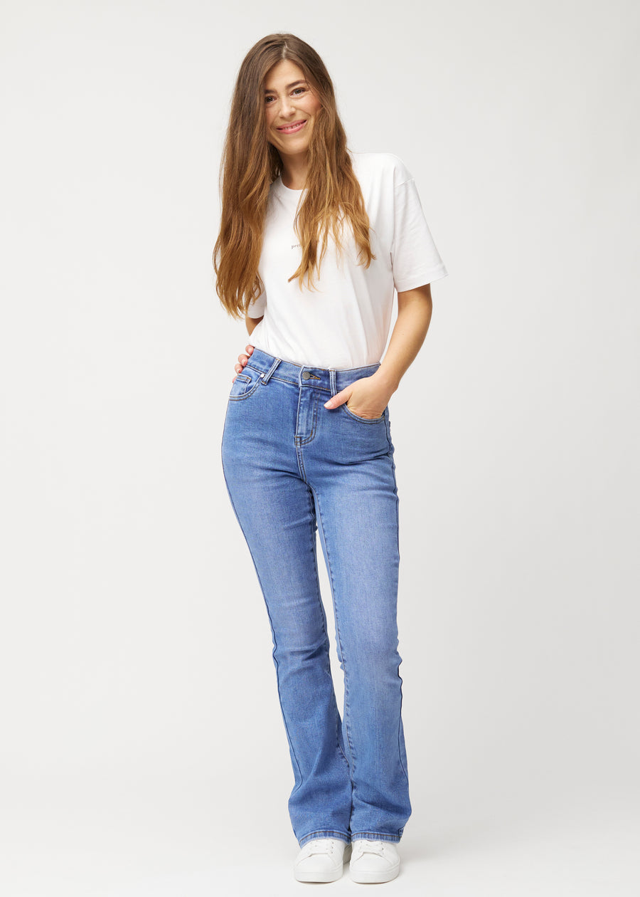 Blaue Mid-Rise-Bootcut-Jeans in der Farbe Rivers. Ganzkörperansicht eines Model in den Jeans.