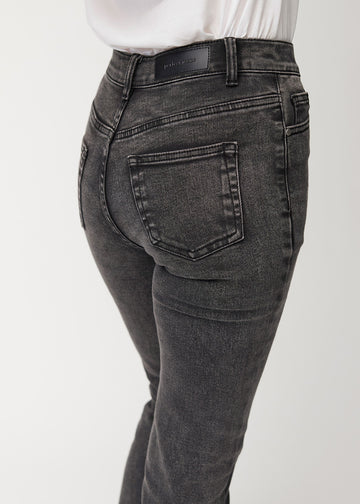 Dunkelgraue Mid-Rise-Bootcut-Jeans in der Farbe Shadows. Nahaufnahme der Rückseite an einem Model, um Details zu zeigen.