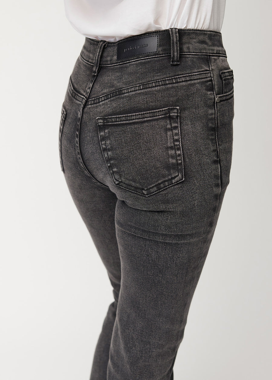 Dunkelgraue Mid-Rise-Bootcut-Jeans in der Farbe Shadows. Nahaufnahme der Rückseite an einem Model, um Details zu zeigen.