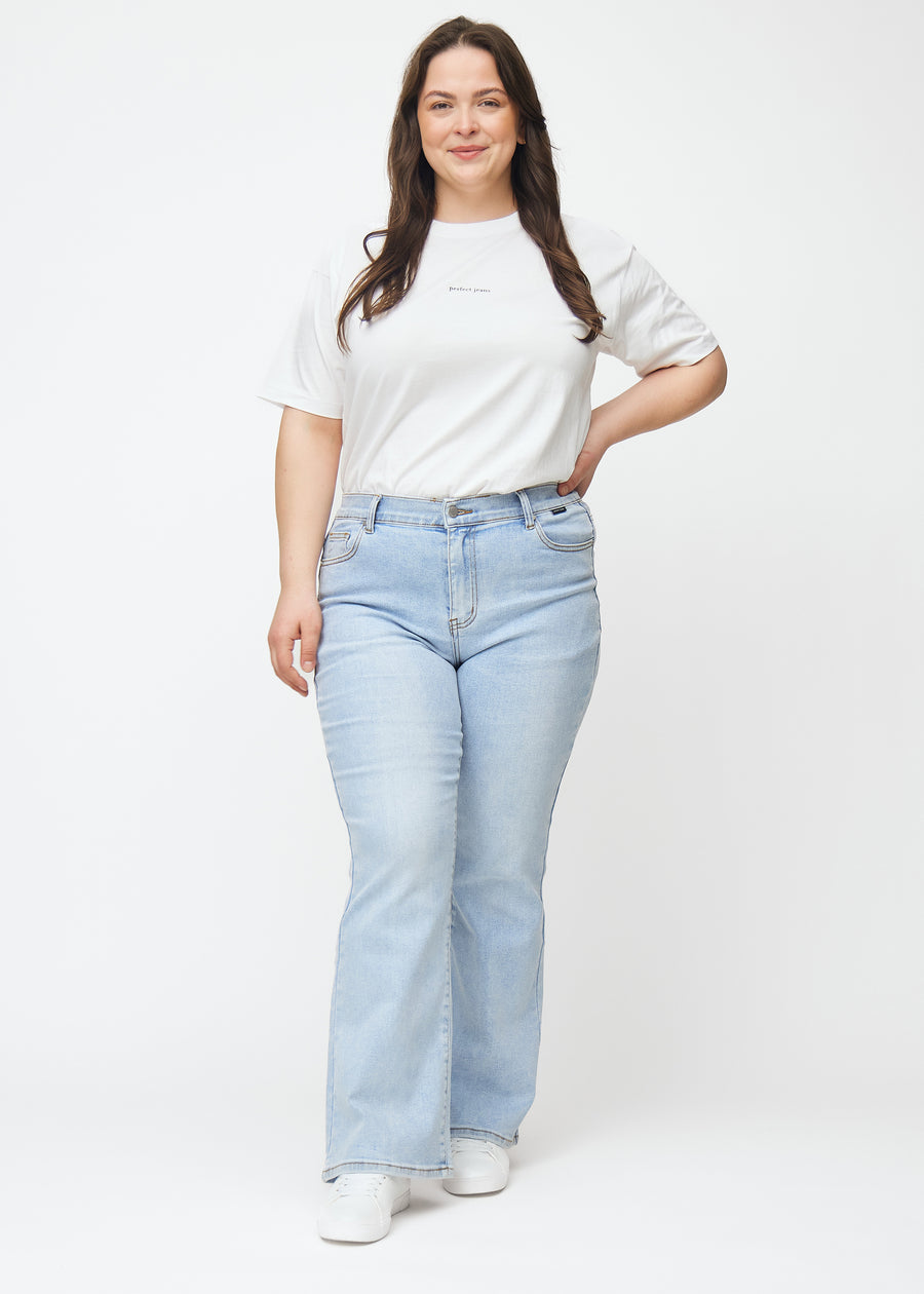 Hellblaue Mid-Rise-Bootcut-Jeans in der Farbe Waves. Ganzkörperansicht eines Plus-Size-Model in den Jeans.