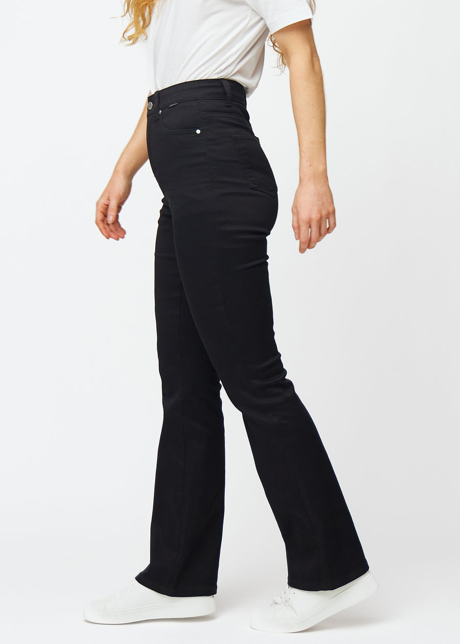 Schwarze hochtaillierte Bootcut jeans seitlich am Model gesehen.