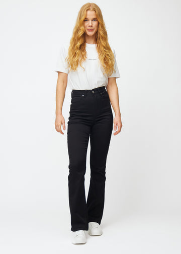 Ganzkörperbild eines Models in schwarzen hochtaillierten Bootcut jeans.