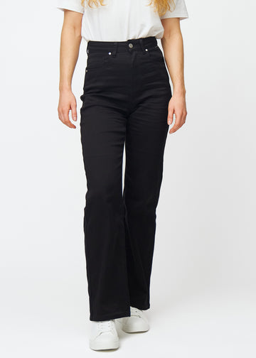 Schwarze hochtaillierte jeans des Modells Ravens, die an der Taille eng anliegen und eine lockere Passform mit Weite nach unten haben, von vorne gesehen.