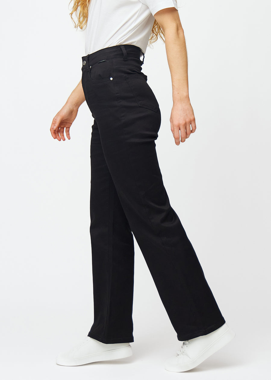 Schwarze hochtaillierte jeans, die an der Taille eng anliegen und eine lockere Passform mit Weite nach unten haben, von der Seite an einem Model gesehen.