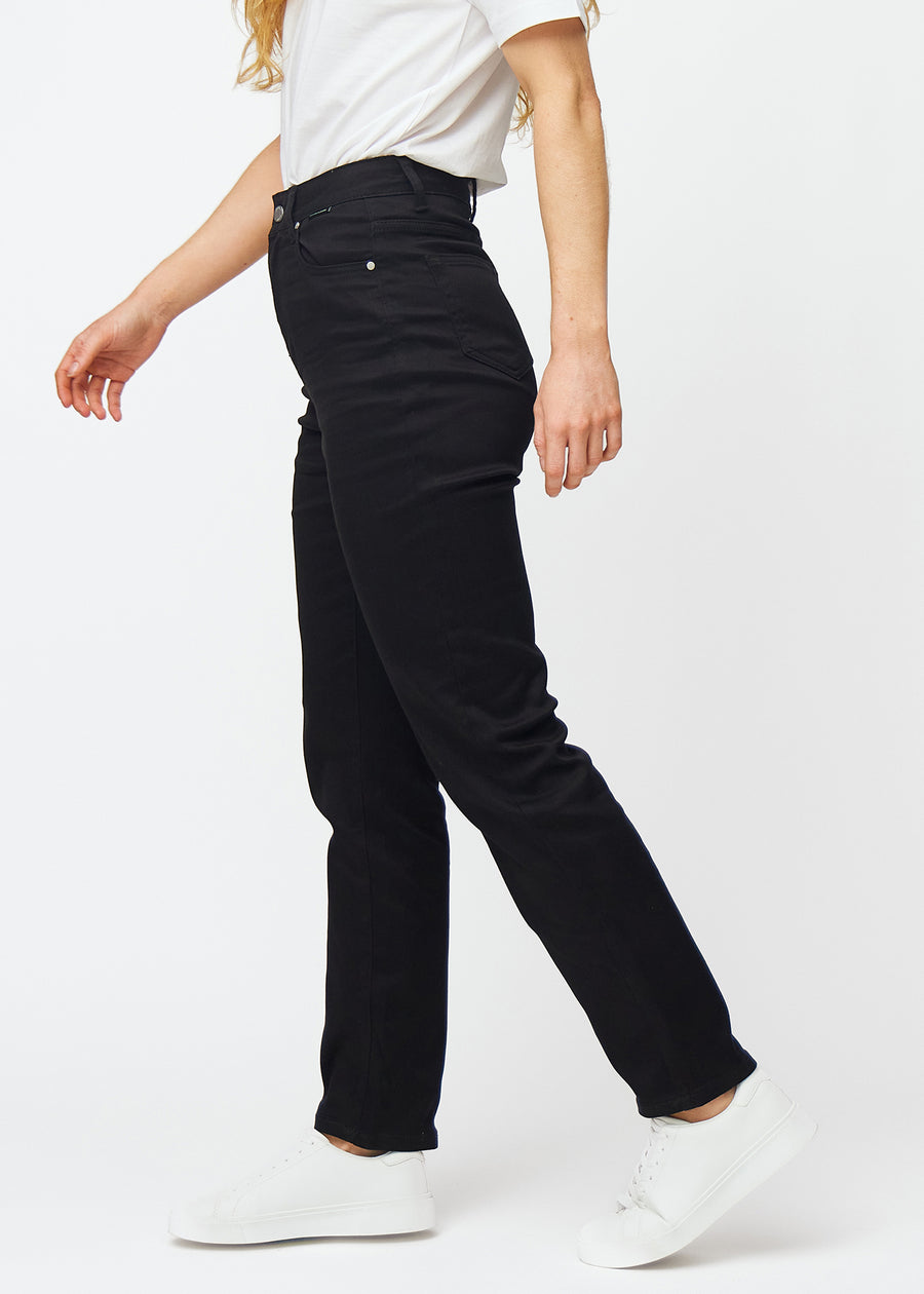 Schwarze hochtaillierte regular jeans, von der Seite am Model gesehen.