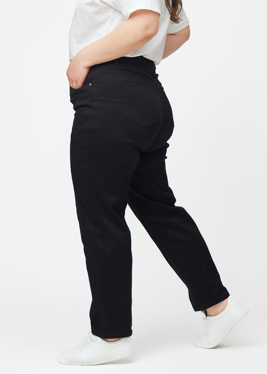 Schwarze hochtaillierte regular jeans, von der Seite an einem Plus-Size-Model gesehen.