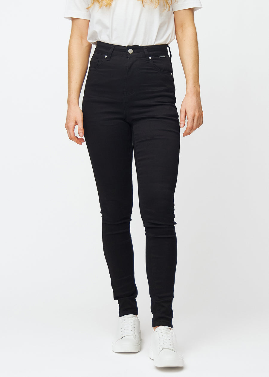 Ein Model präsentiert klassische schwarze Ravens High-Rise-skinny jeans für Damen von vorne.