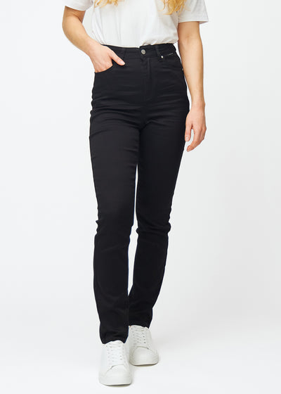 Schwarze hochtaillierte slim jeans, Modellname Ravens, die am Bein eng anliegen, jedoch am Knöchel etwas lockerer sind, von vorn gesehen.