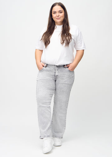 Loose-Jeans für Damen in Hellgrau, Farbe Ashes. Ganzkörperansicht eines Plus-Size-Models in den locker geschnittenen Jeans.
