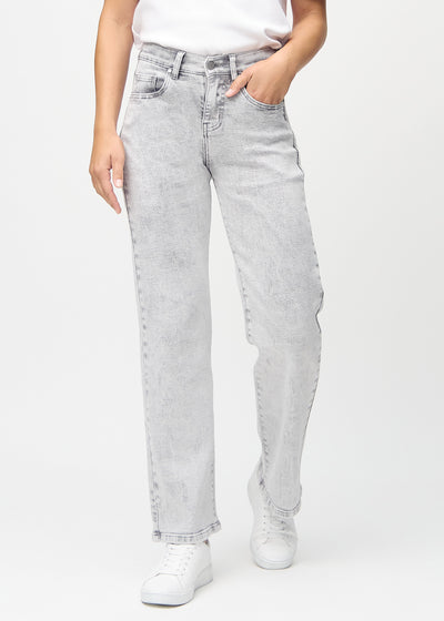 Loose-Jeans für Damen in Hellgrau, Farbe Ashes. Vorderansicht an einem Model, locker geschnitten mit viel Platz an den Beinen.