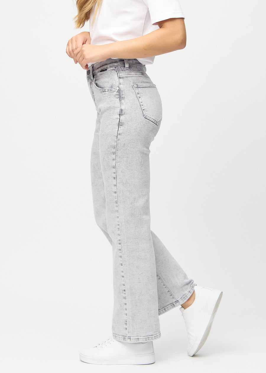 Loose-Jeans für Damen in Hellgrau, Farbe Ashes. Seitenansicht an einem Model, die weite Passform ist zu sehen.