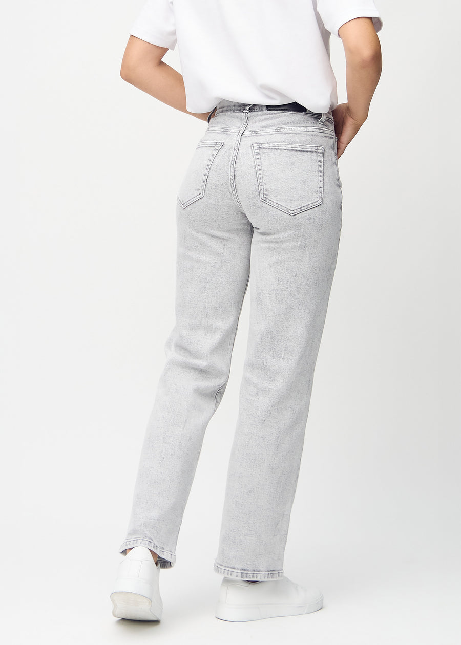 Loose-Jeans für Damen in Hellgrau, Farbe Ashes. Rückansicht an einem Model, die gesamte lockere Passform ist zu sehen.