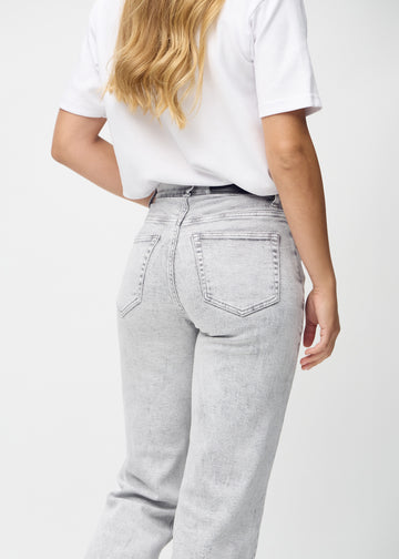 Loose-Jeans für Damen in Hellgrau, Farbe Ashes. Nahaufnahme von hinten an einem Model, um die Passform und Details zu zeigen.