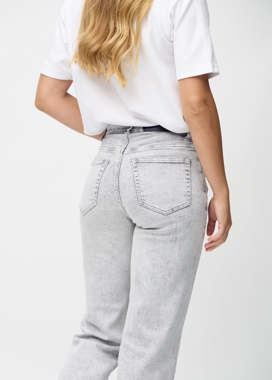 Loose-Jeans für Damen in Hellgrau, Farbe Ashes. Nahaufnahme von hinten an einem Model, um die Passform und Details zu zeigen.