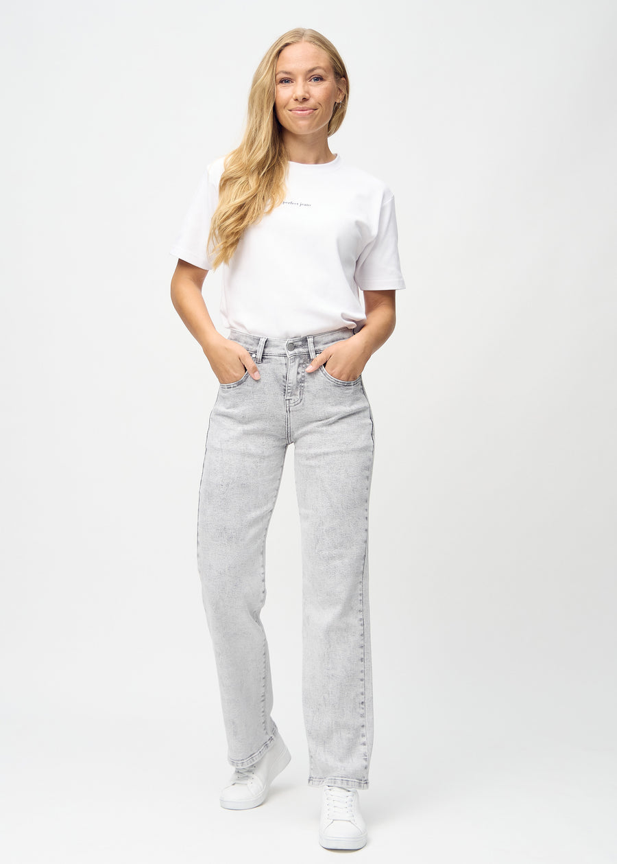 Loose-Jeans für Damen in Hellgrau, Farbe Ashes. Ganzkörperansicht eines Models in den locker geschnittenen Jeans.