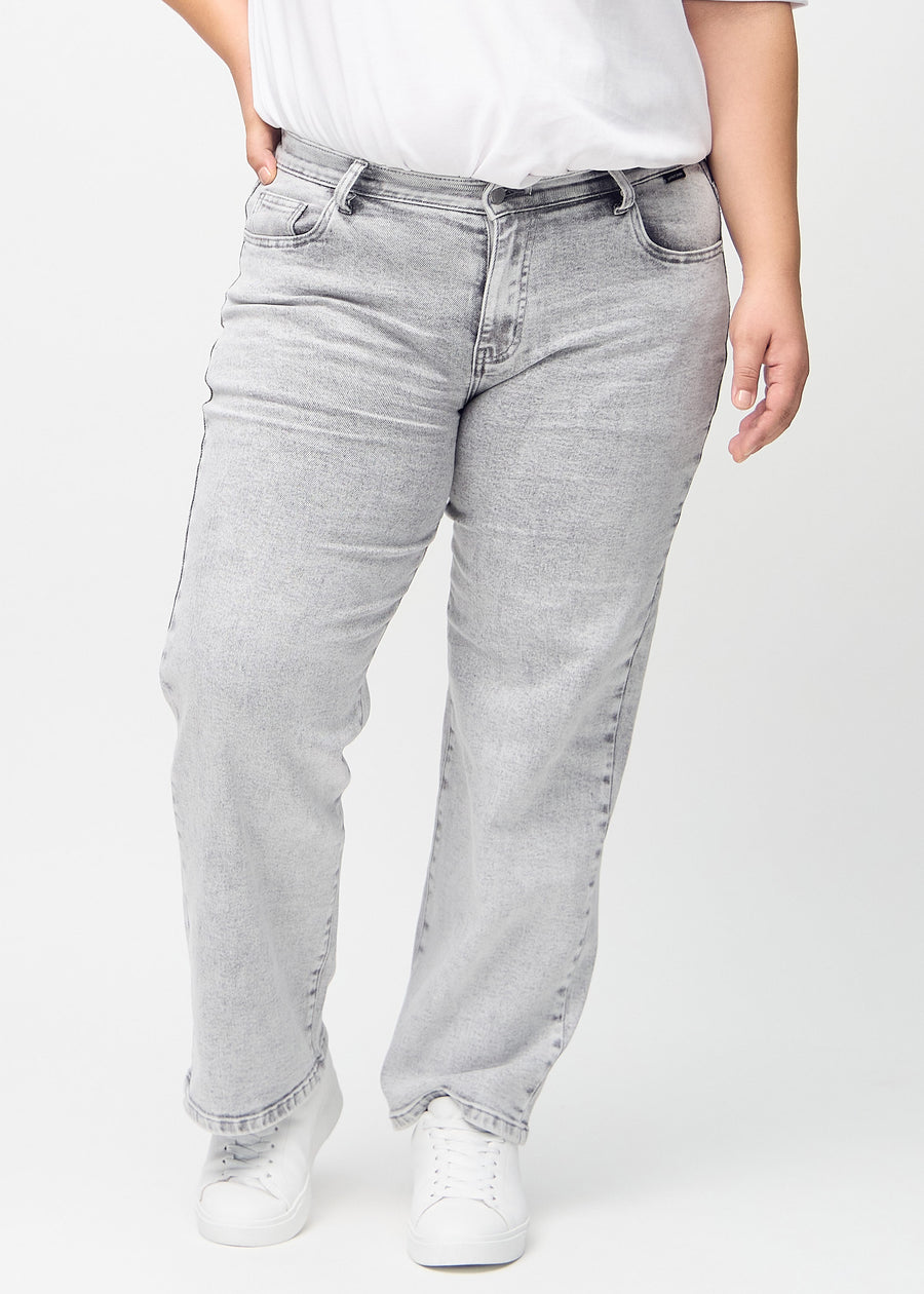 Loose-Jeans für Damen in Hellgrau, Farbe Ashes. Vorderansicht an einem Plus-Size-Model, locker geschnitten mit viel Platz an den Beinen.