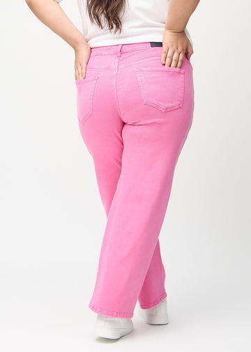 Loose-Jeans für Damen in Hellrosa, Farbe Flamingos. Rückansicht an einem Plus-Size-Model, die gesamte lockere Passform ist zu sehen.