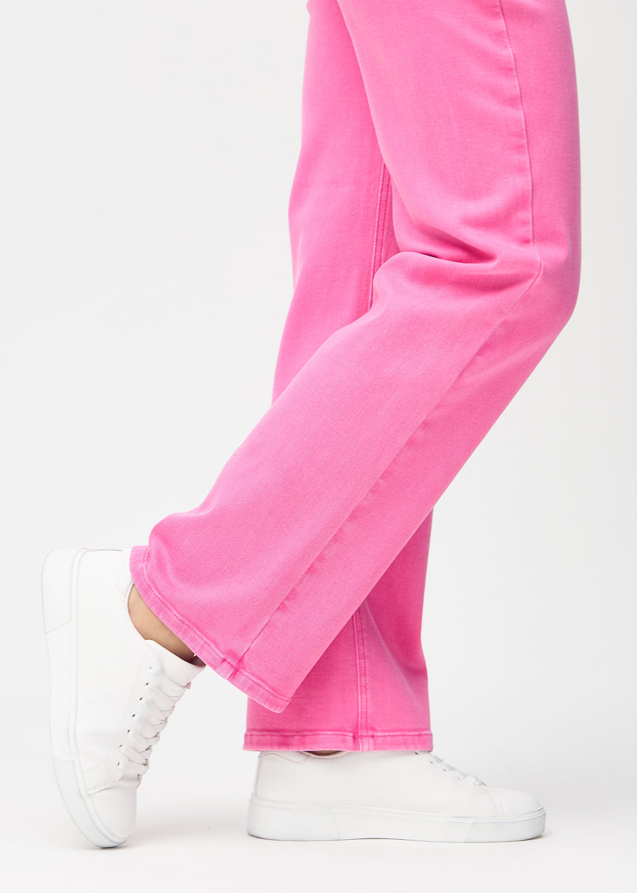 Loose-Jeans für Damen in Hellrosa, Farbe Flamingos. Nahaufnahme an den Knöcheln eines Models, um die weiten Beinabschlüsse zu zeigen.