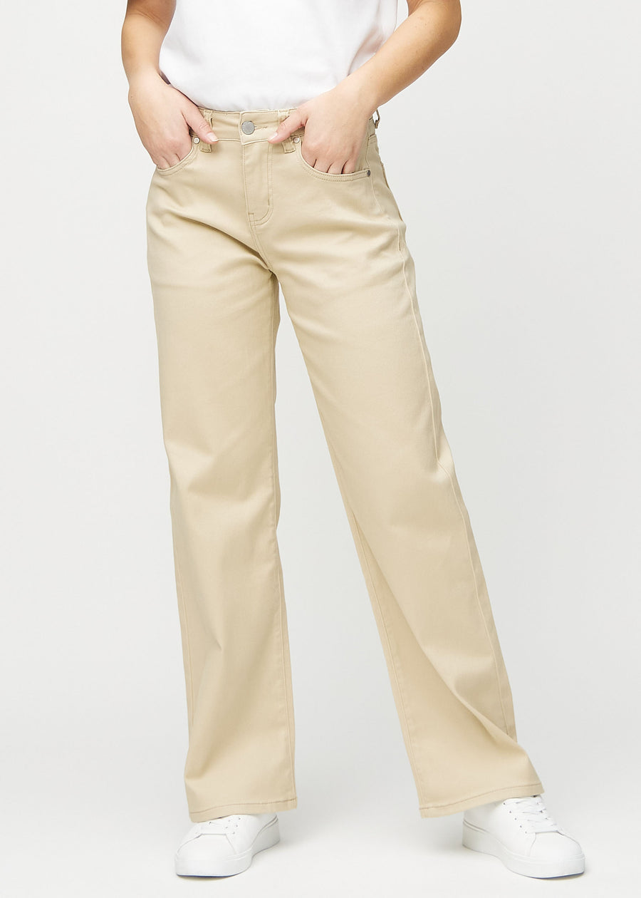 Loose-Jeans für Damen in Beige, Farbe Gazelles. Vorderansicht an einem Model, locker geschnitten mit viel Platz an den Beinen.