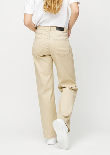 Loose-Jeans für Damen in Beige, Farbe Gazelles. Rückansicht an einem Model, die gesamte lockere Passform ist zu sehen.