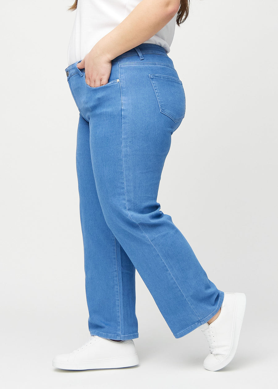 Loose-Jeans für Damen in Blau, Farbe Geraniums. Seitenansicht an einem Plus-Size-Model, die weite Passform ist zu sehen.