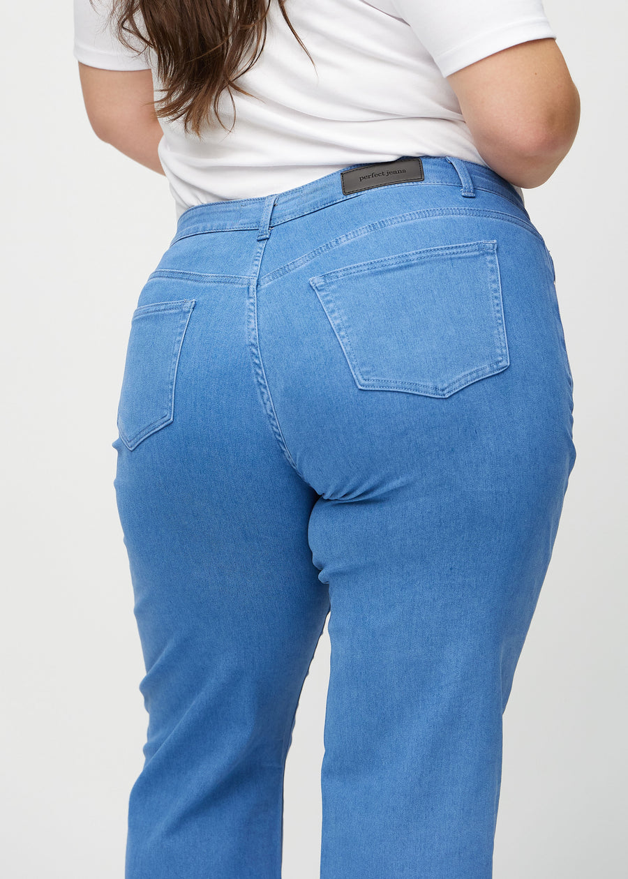 Loose-Jeans für Damen in Blau, Farbe Geraniums. Nahaufnahme von hinten an einem Plus-Size-Model, um die Passform und Details zu zeigen.