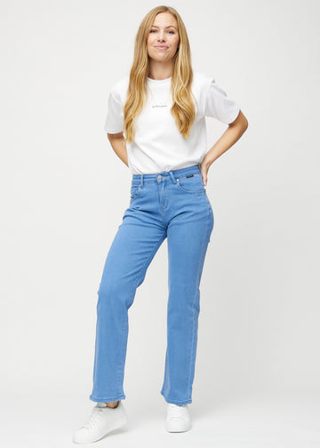 Loose-Jeans für Damen in Blau, Farbe Geraniums. Ganzkörperansicht eines Models in den locker geschnittenen Jeans.