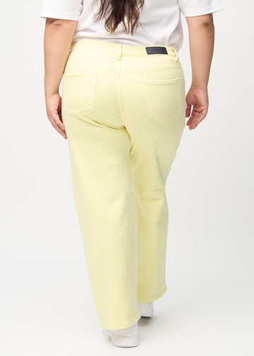 Loose-Jeans für Damen in Hellgelb, Farbe Lemonades. Rückansicht an einem Plus-Size-Model, die gesamte lockere Passform ist zu sehen.