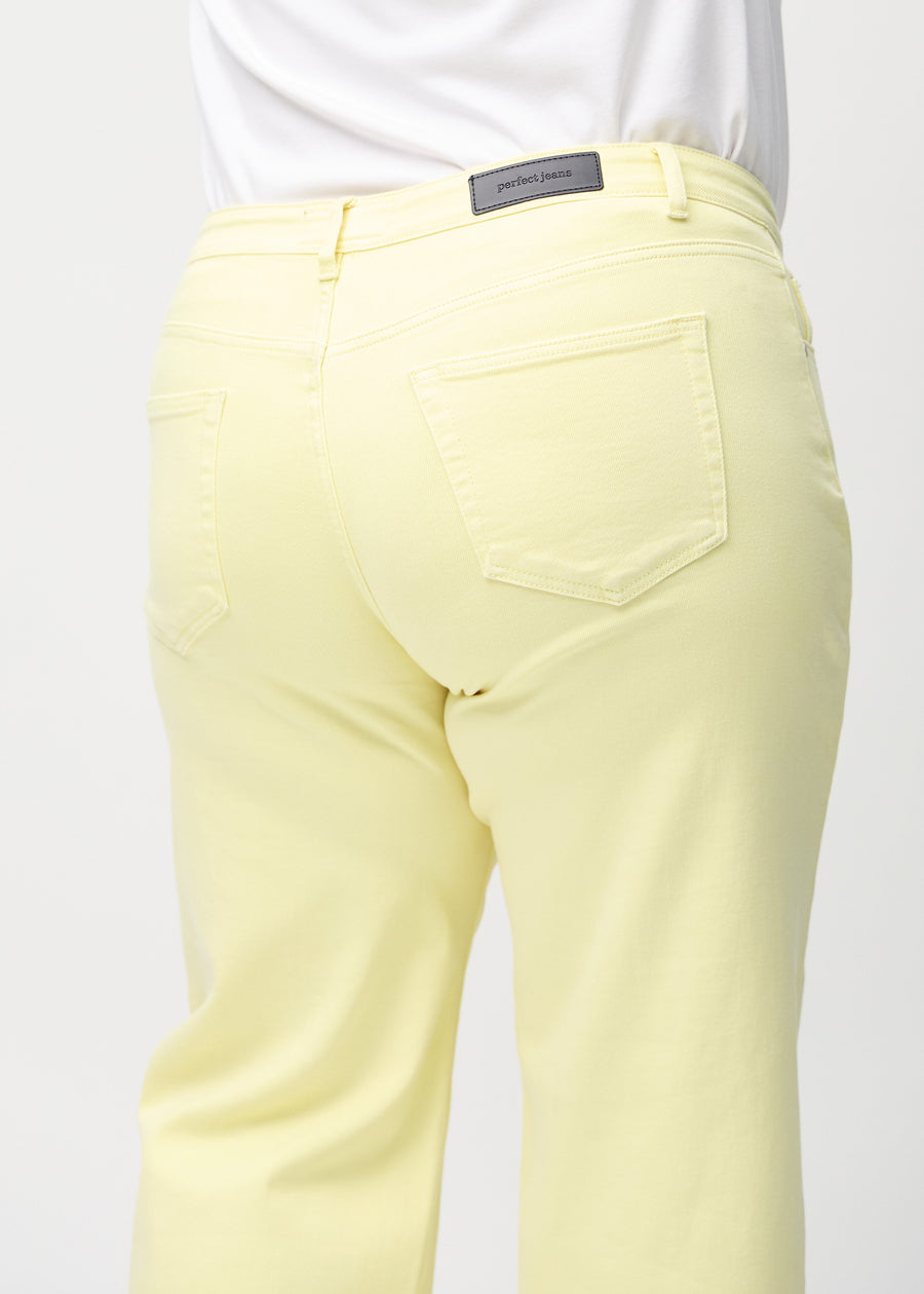 Loose-Jeans für Damen in Hellgelb, Farbe Lemonades. Nahaufnahme von hinten an einem Plus-Size-Model, um die Passform und Details zu zeigen.