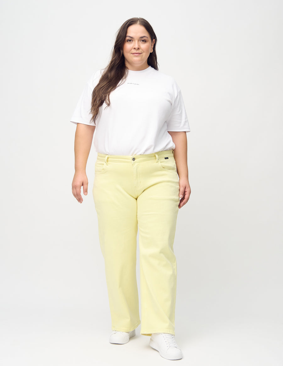 Loose-Jeans für Damen in Hellgelb, Farbe Lemonades. Ganzkörperansicht eines Plus-Size-Models in den locker geschnittenen Jeans.