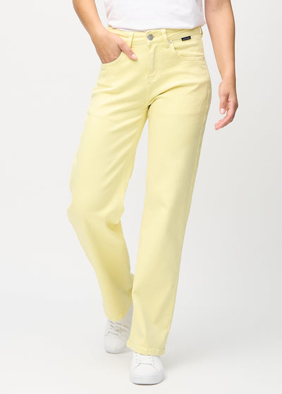 Hellgelbe loose jeans, Modellname Lemonades, die locker sitzen und viel Weite in den Beinen haben, von vorne gesehen.